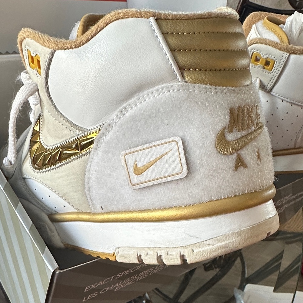 Nike Men’s White and Gold Sneakers - Picture 14 of 15